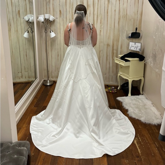 Gorgeous A-line wedding gown - Brand New! - Picture 2 of 4